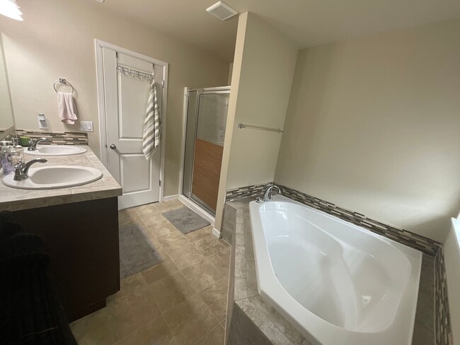 Building Photo - Spacious 4 bedroom Home