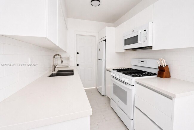 Building Photo - 815 W 39th St