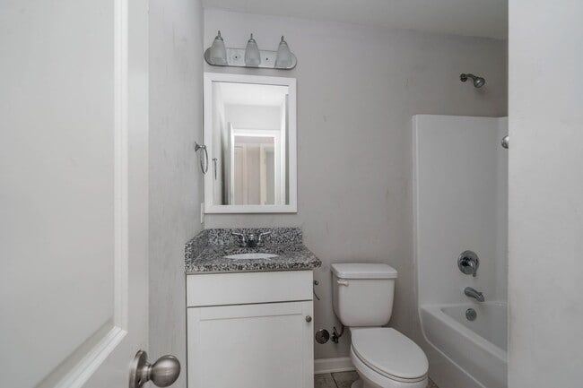 Building Photo - Nice 3 Bed 2 Bath House Available Now! Cal...