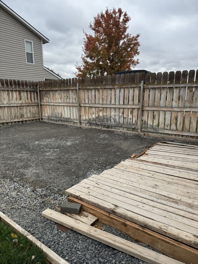 Building Photo - HARD TO FIND 4 BEDROOM