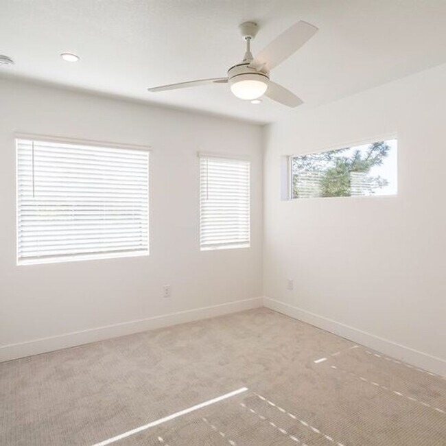Building Photo - 4bd Rental Duplex! Private Yard, Garage, C...