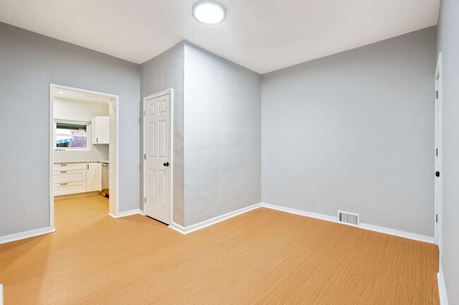 Building Photo - Renovated 2 Bed, 1.5 Bath Rowhome in Hazelwood - Central AC & Heat, Laundry - Available Now!