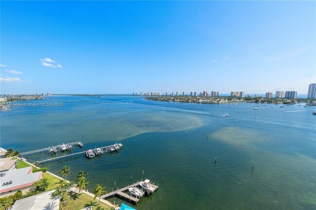 Building Photo - 2650 Lake Shore Dr