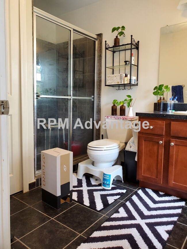 Building Photo - Gorgeous Townhouse Steps from Pool and Hik...