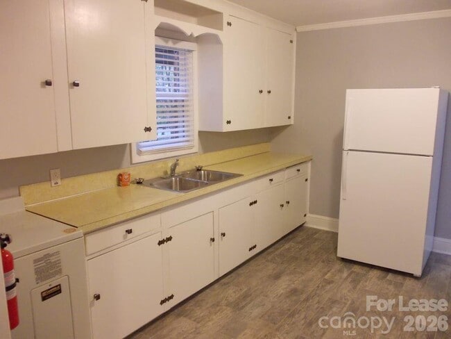 Building Photo - 2746 Dogwood Ave