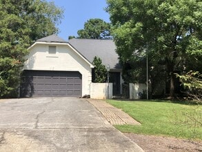 Building Photo - 661 Longbow Ct