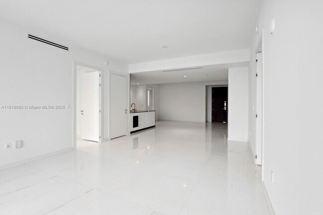 Building Photo - 300 Biscayne Blvd Way