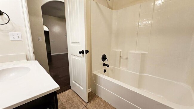 Building Photo - 811 Dogwood Ct