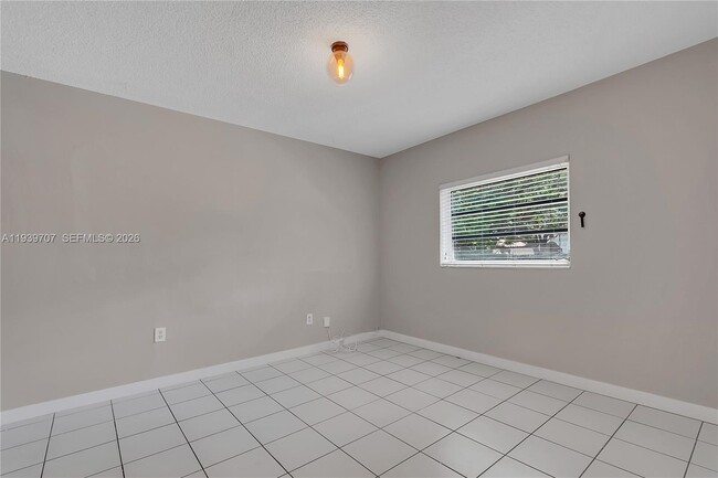 Building Photo - 2327 SW 22nd Terrace