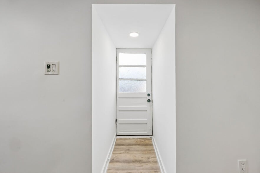 Building Photo - 902 Broadmoor Dr