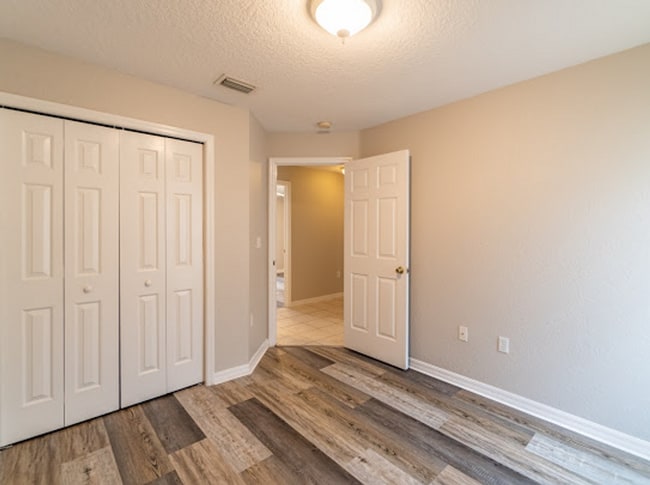 Building Photo - MOVE IN SPECIAL- Spacious 3/2 Duplex in St. Cloud Located Close to Lakefront