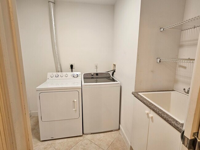 Building Photo - 801 S Olive Ave