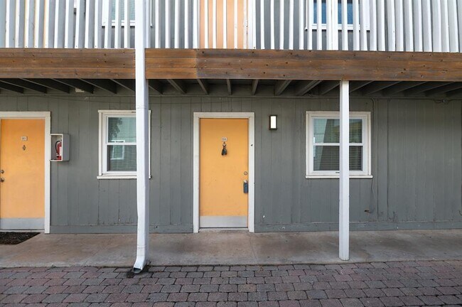 Building Photo - 2401 Manor Rd
