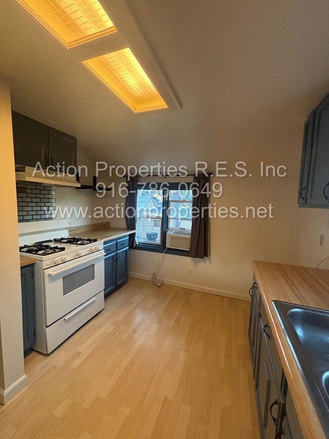 Building Photo - Central Roseville, 1 Bed, 1 Ba, Wall Air, Large Living Room, Bedroom Downstairs, Large Deck great...