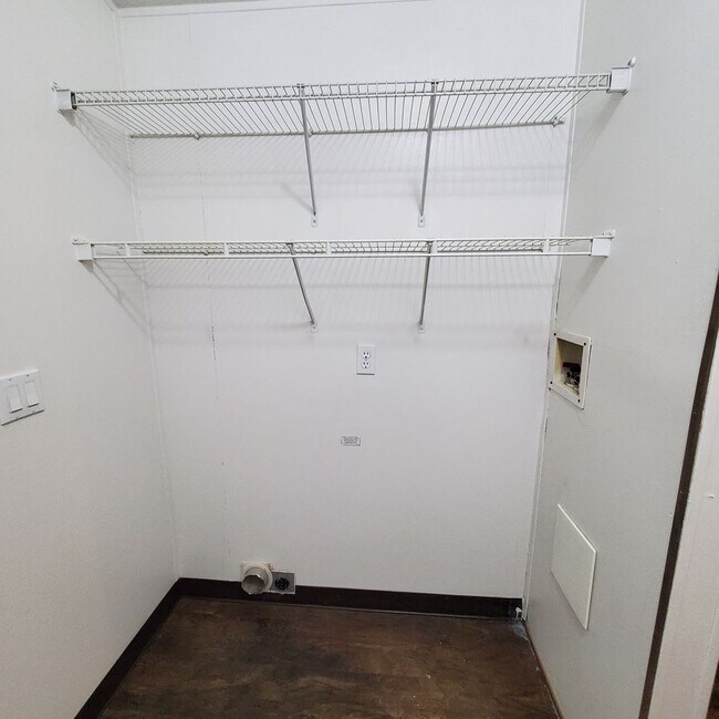 Building Photo - Pet Friendly 3 Bed : 2Bath Home w/ a Carport