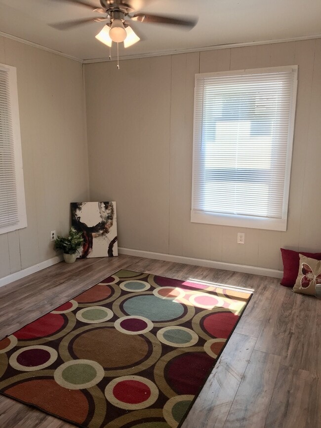 Building Photo - COMING SOON! DEPOSIT-FREE Renting option thru OBLIGO! Deposit Alternative available.