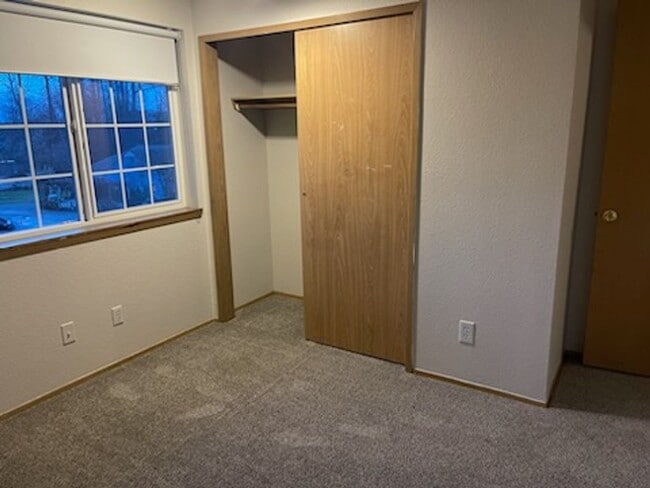 Building Photo - 3 bdrm, 2.5 bath, 2 car garage  (1 attached, 1 detached), Fenced yard, Minutes to Mall and I-5