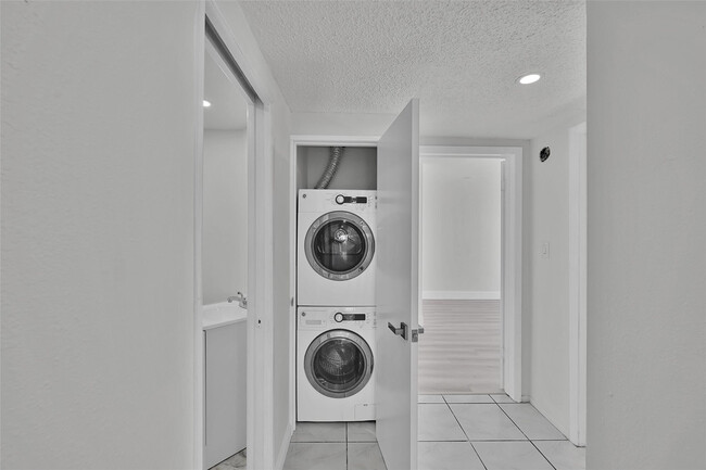 Building Photo - 3700 Galt Ocean Dr