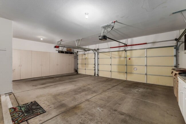 Building Photo - Long term rental in Oakwood with private pool