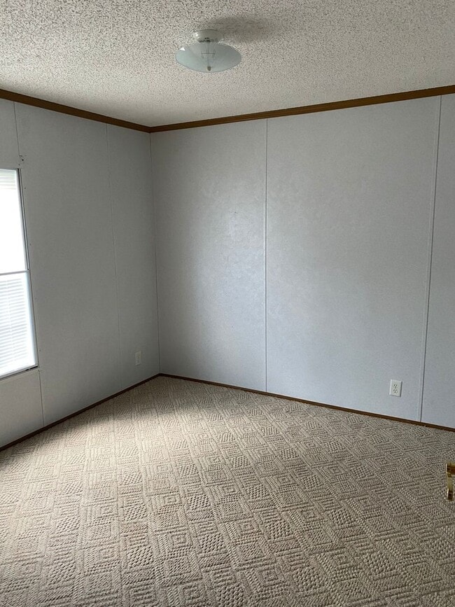 Building Photo - Come take a look at this 3-bedroom 2-bathr...