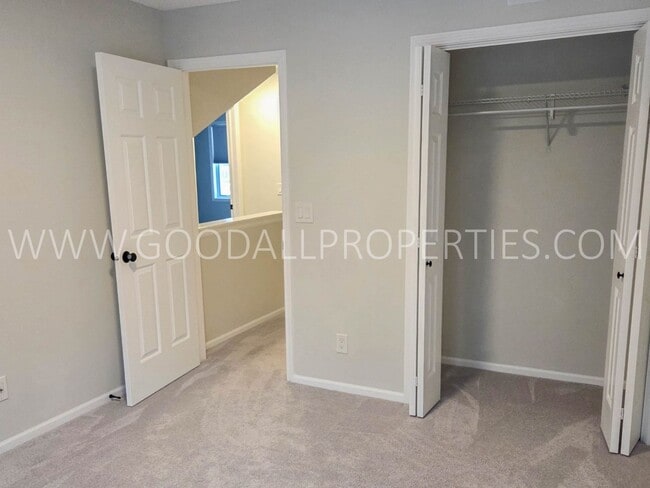 Building Photo - 2 Bedroom Townhome in Gated Community in West Des Moines!!!