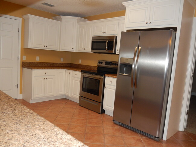 Large Kitchen with Stainless Steel Appliances - 319 Southern Comfort Dr