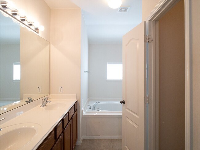 Building Photo - 5406 Timber Ct Hollow