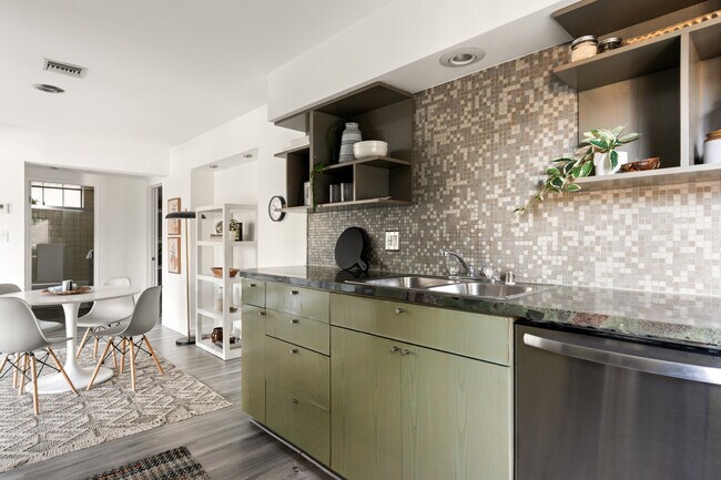 Building Photo - 1744 Redesdale Ave