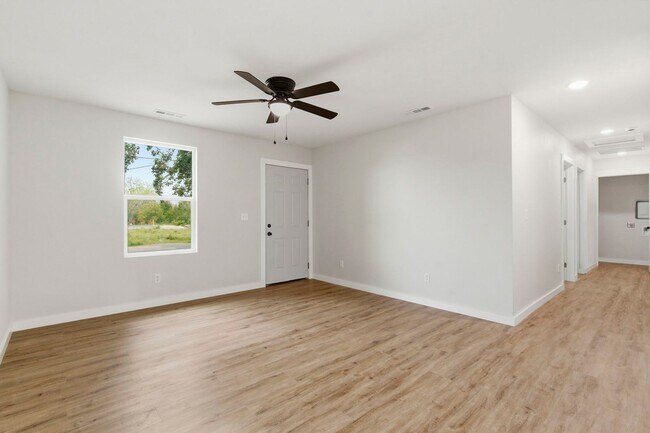 Building Photo - 3 Bedroom | 2 Bathroom | Marionville | Granite | Stainless Steel Appliances | Brand New!