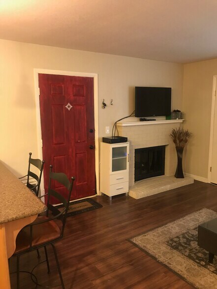Cozy lv room w coat closet - 1209 W Plum St