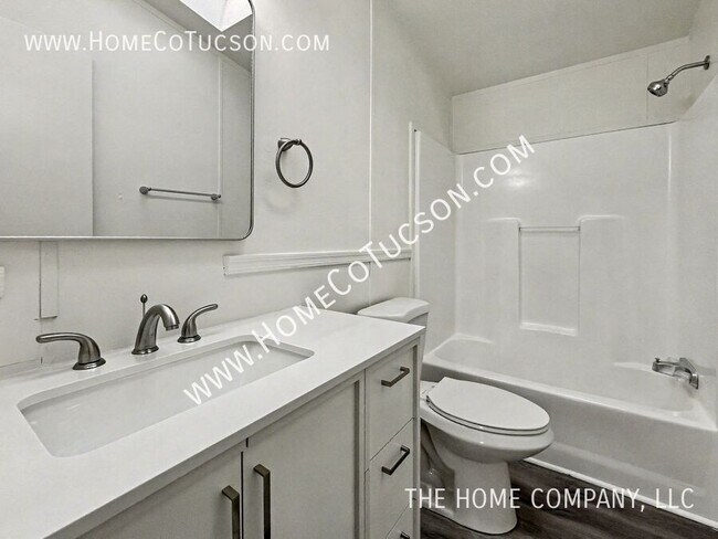 Building Photo - 5717 S Stewart Blvd