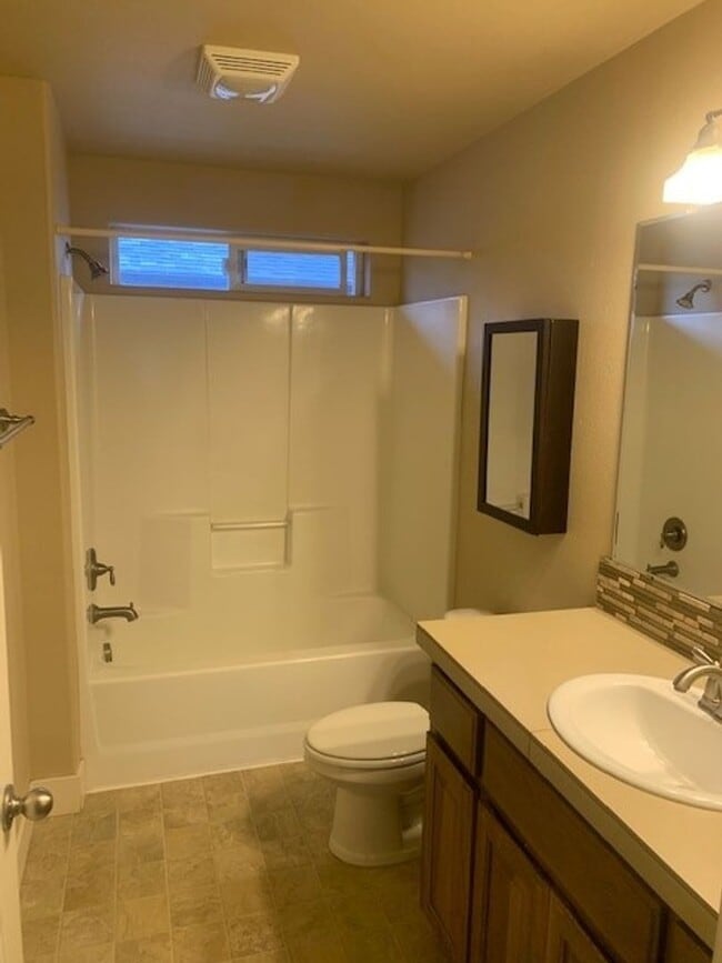 Building Photo - 4 Bed/2.5 Bath Single Family Home in SE Bend