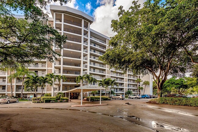 Building Photo - 625 Oaks Dr