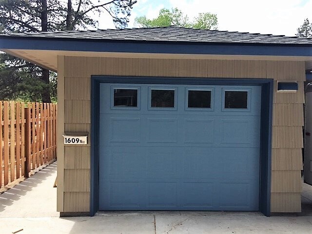 Building Photo - Light & Bright 2 Bed/2 Bath Mid-Town Cottage with Garage
