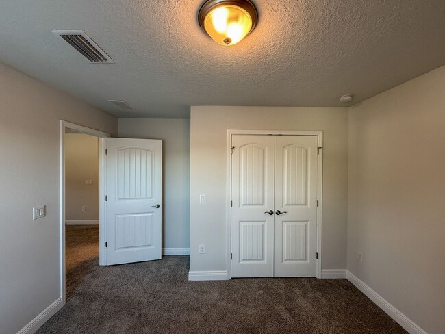 Building Photo - 4 Bedroom 2.5 Bath Home in Nautical Landin...