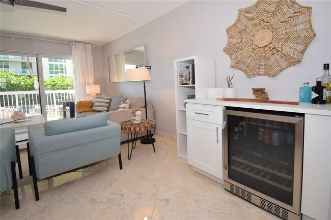 Building Photo - 1069 Hillsboro Mile