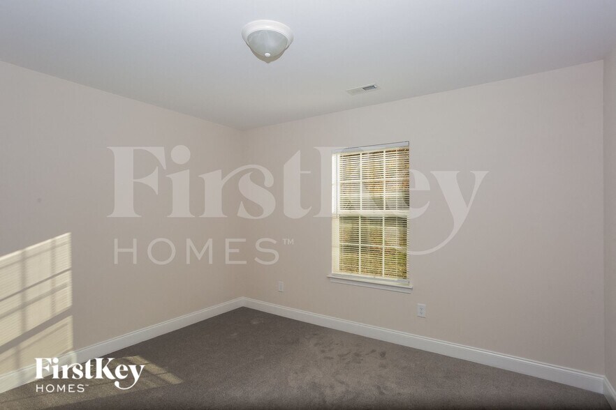 Building Photo - 628 E Ketchie St