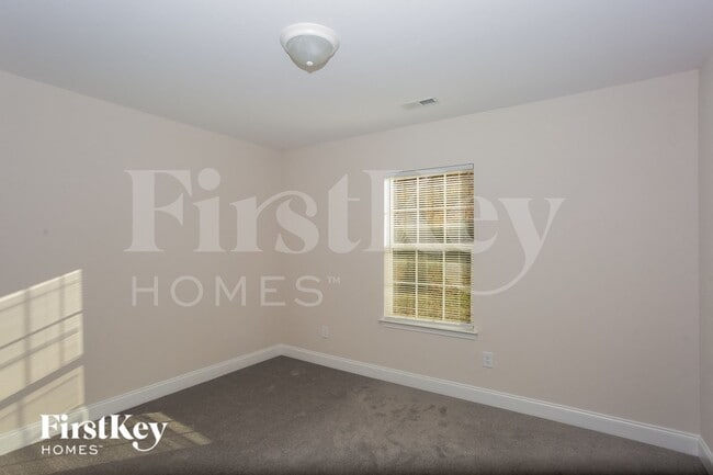 Building Photo - 628 E Ketchie St