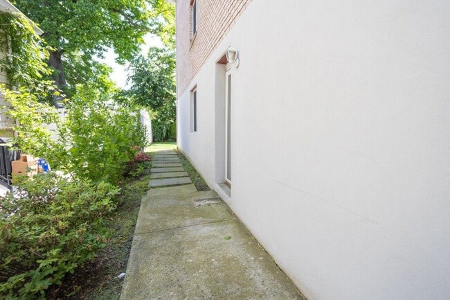 Building Photo - 685 Gramatan Ave