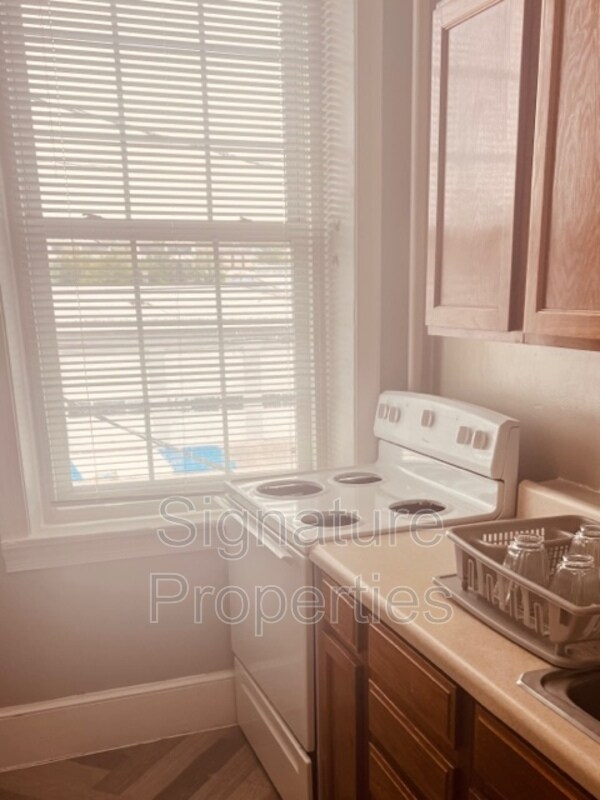 Building Photo - 117 Bollingbrook St