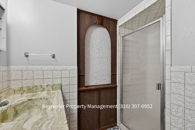 Building Photo - Spacious Florissant Home with Finished Basement & Bar