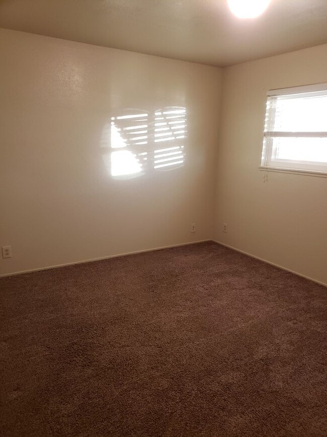 Building Photo - 3 bedroom home w/ large shop & office space!