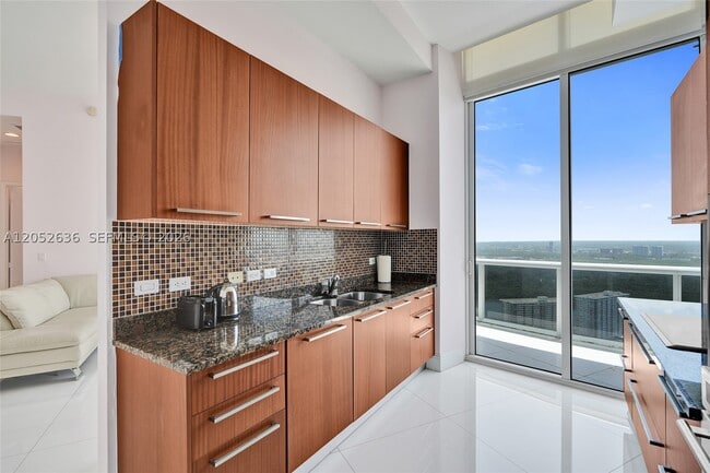 Building Photo - 16001 Collins Ave