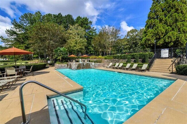 Building Photo - 670 Thornton Rd