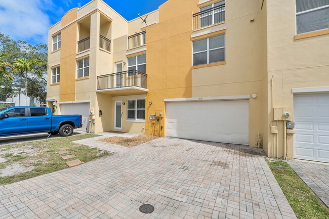 Building Photo - LARGE 3-bed, 3-bath townhome with 2-car ga...