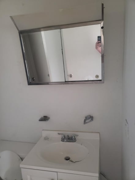 Building Photo - 1008 W 2nd St