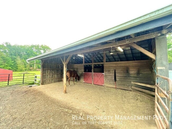 Building Photo - FIVE ACRE HORSE FARM!