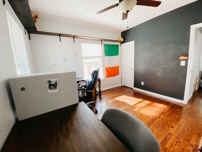 Building Photo - 805 Mountain Creek Rd