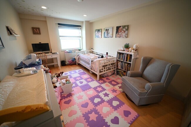 Building Photo - 1600 Beacon St