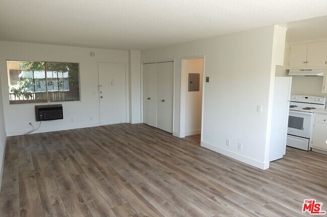 Building Photo - 1301 N Mansfield Ave